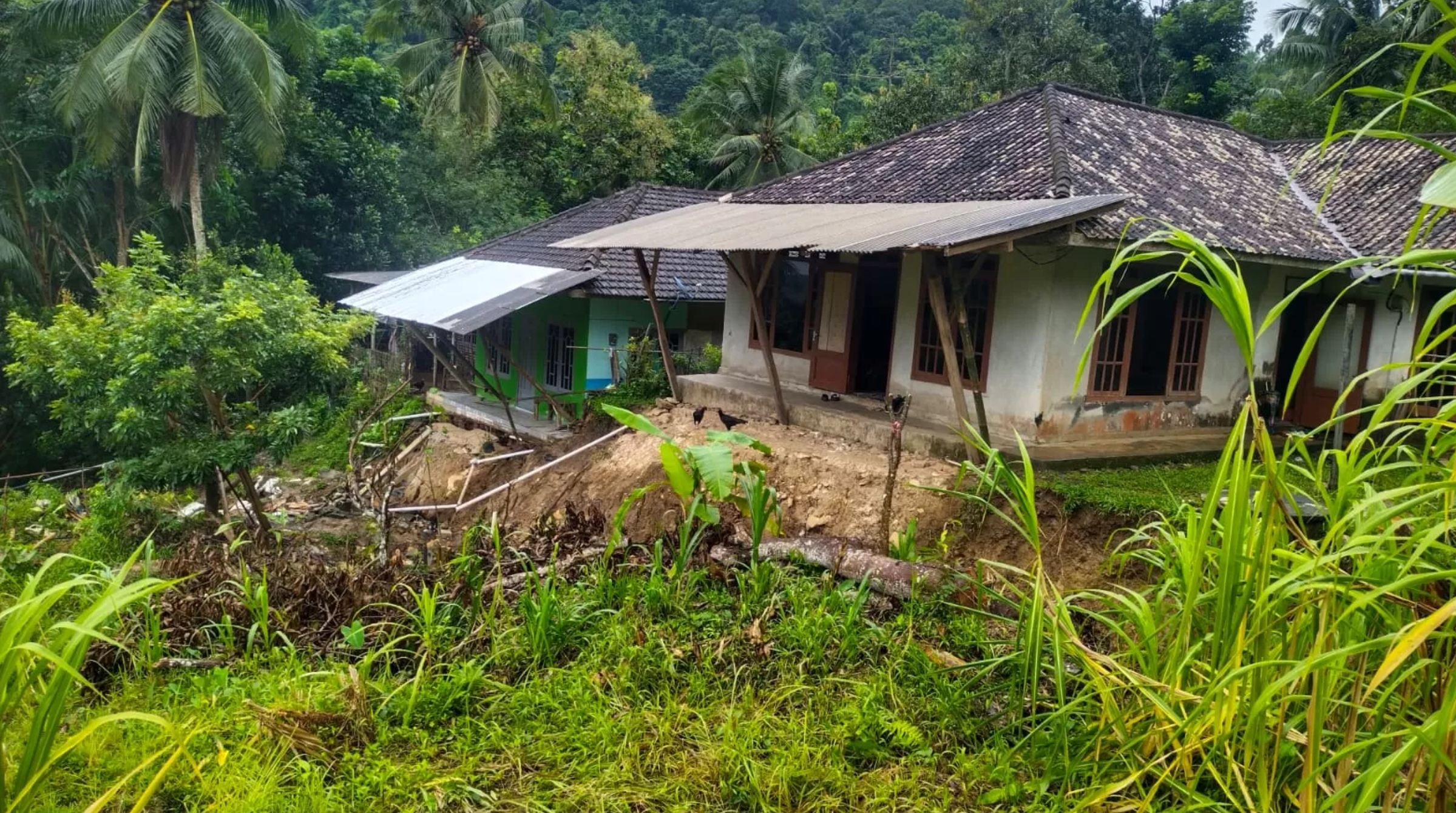 Salah satu rumah warga di Desa Kebuntelukdalam, Sangkapura, Bawean yang terdampak longsor.