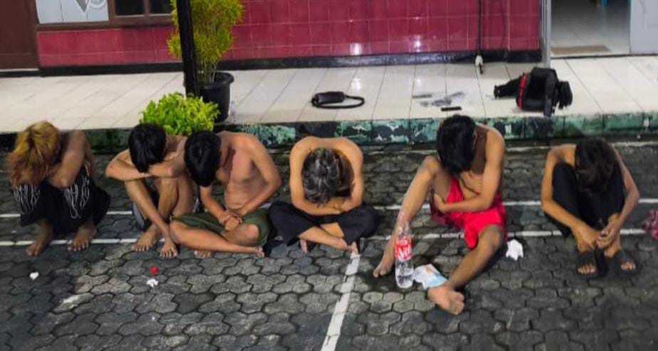 LEMAS: Sebanyak 14 pemuda diamankan Tim Patroli Perintis Ditsamapta Polda Jatim diduga hendak tawuran di wilayah Bubutan, Surabaya.(IST/RADAR SURABAYA)