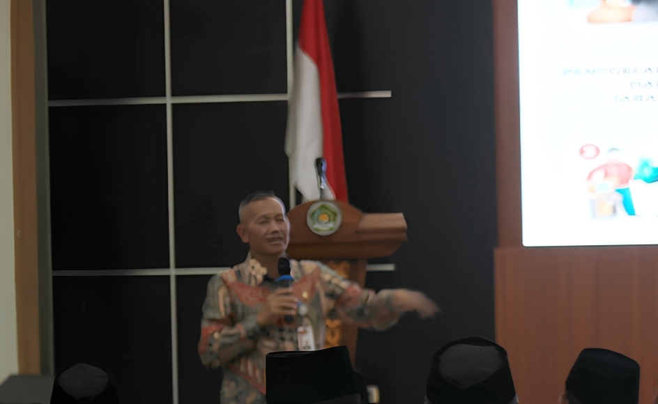 Pimpinan KPK, Ibnu Basuki Widodo saat memberikan penjelasan tentang pencegahan dan dampak korupsi dihadapan pejabat Kanwil Kemenag Jawa Timur di Aula Kanwil Kemenag Jawa Timur.