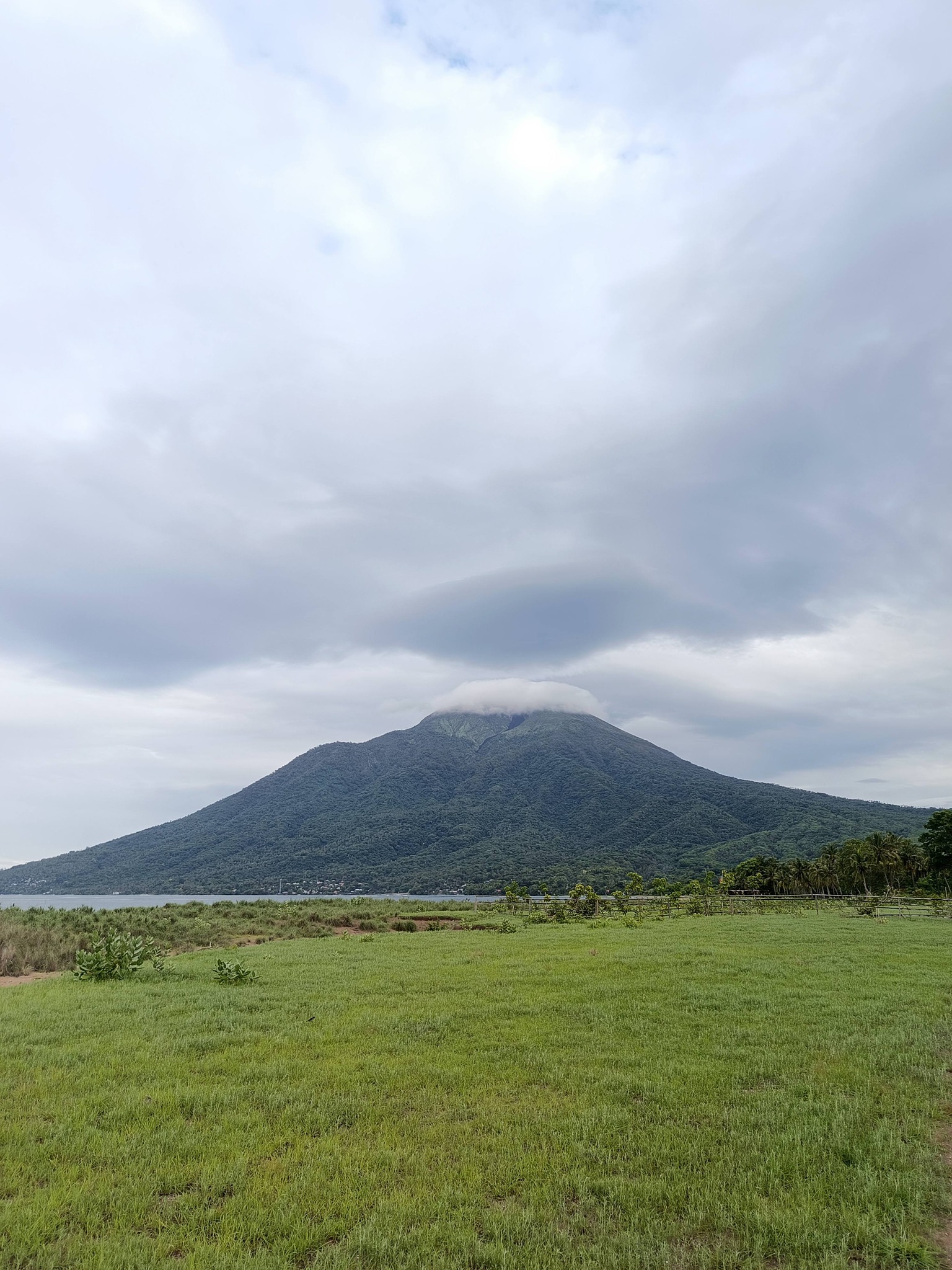 Gunung Ile Lewotolok di Pulau Lembata NTT meletus lagi. (IST)