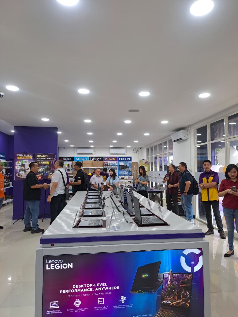 Banyak Promo : Masyarakat bisa membawa pulang laptop dengan harga Rp 2 jutaan dan mendapatkan diskon hingga Rp 1 juta setiap berbelanja di KLA Computer Wiyung.