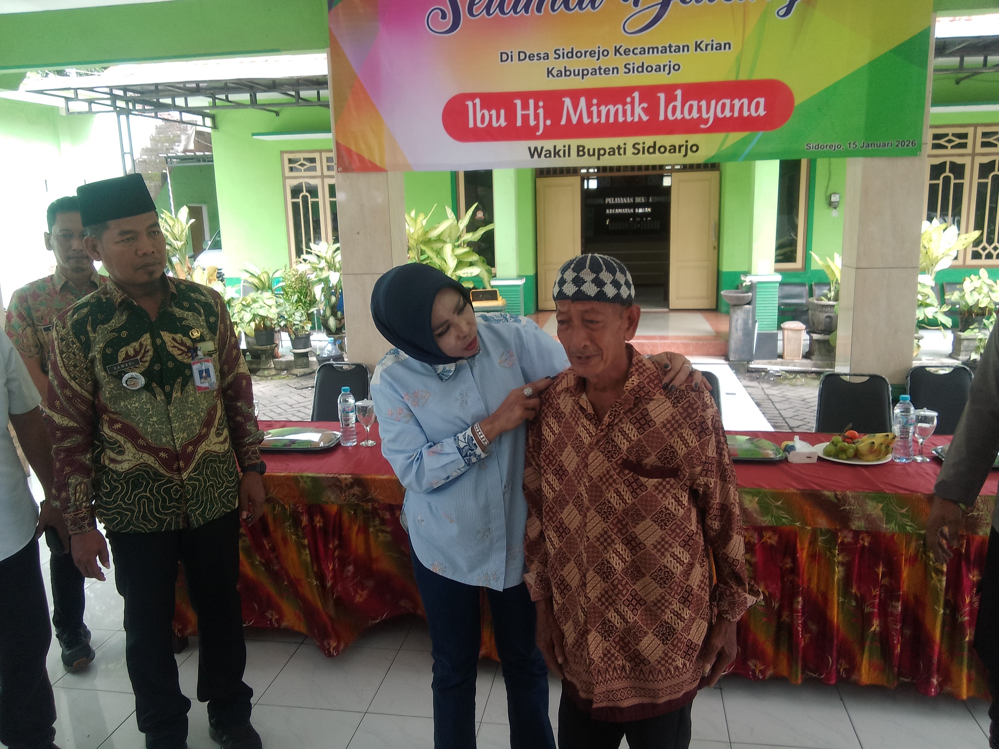 PEDULI: Wabup Sidoarjo Mimik Idayana bertemu lansia untuk menyerahkan bantuan RTLH, Kamis (15/1). (DIKY SANSIRI/RADAR SIDOARJO)