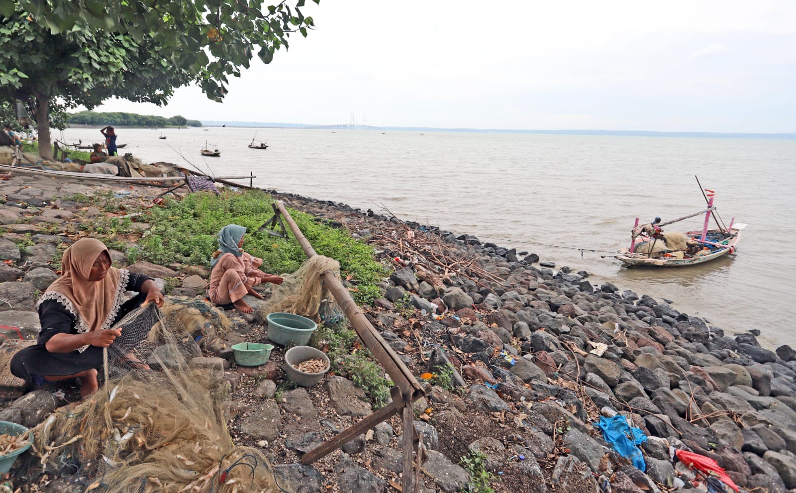 FASILITAS KURANG: Pembangunan fasilitas galangan akan mempermudah nelayan Nambangan memperbaiki perahu rusak berat dan menjaga kelayakan melaut. (PUGUH SUJIATMIKO/JAWA POS)