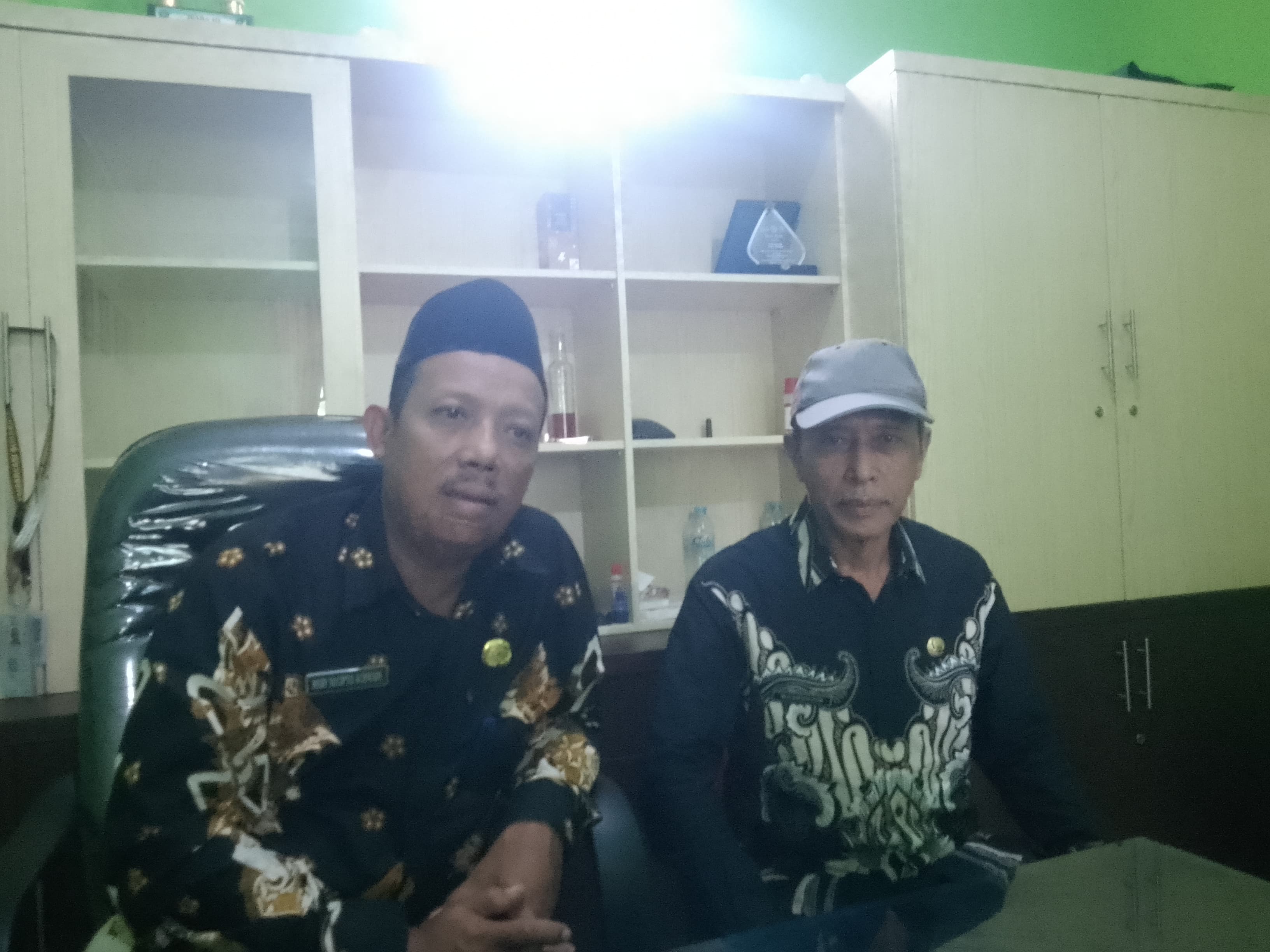 PENOLAKAN: Kades Sidorejo Hery Sucipto Achmadi (kiri) bersama Sekdes. (DIKY SANSIRI/RADAR SIDOARJO)