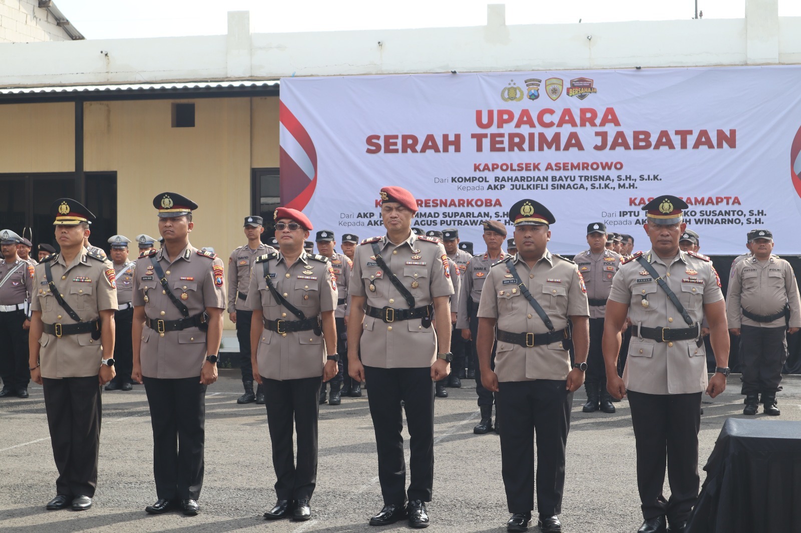 TUGAS BARU: Kasat dan kapolsek di Polres Pelabuhan Tanjung Perak saat melaksanakan upacara sertijab dipimpin oleh Kapolres Pelabuhan Tanjung Perak. (IST/RADAR SURABAYA)