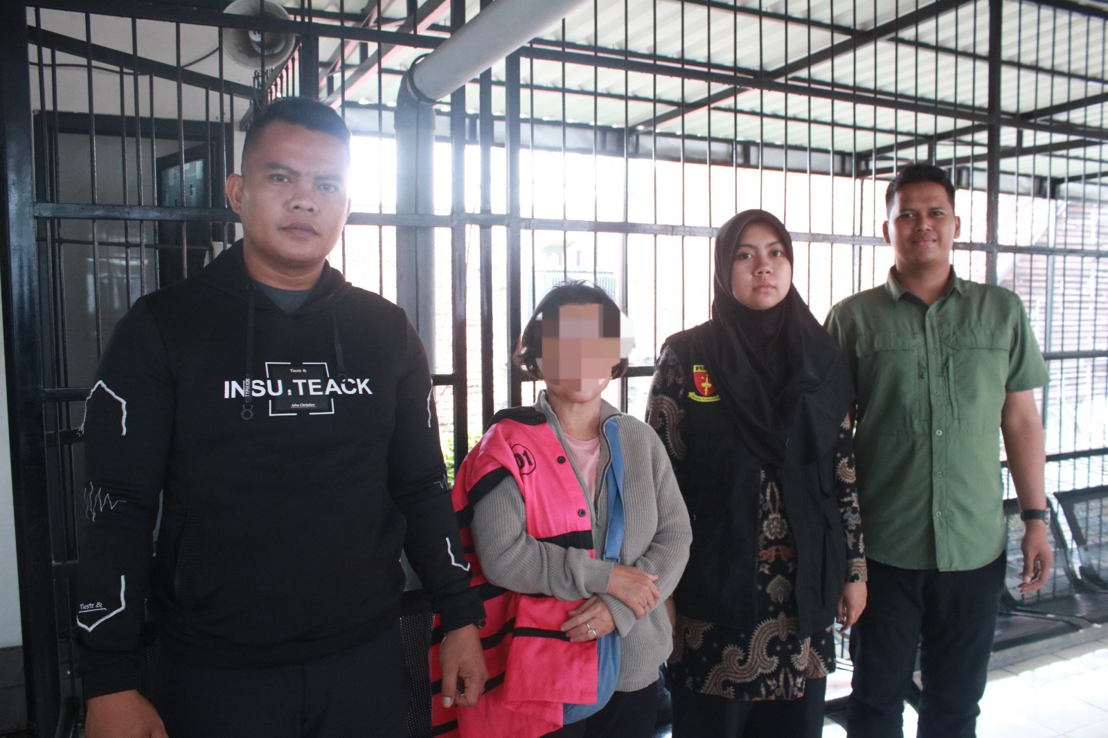DIBAWA: Kejari Surabaya bersama Kejagung dan Kejati Bali menangkap buron korupsi kredit fiktif di Bali.(IST/RADAR SURABAYA)