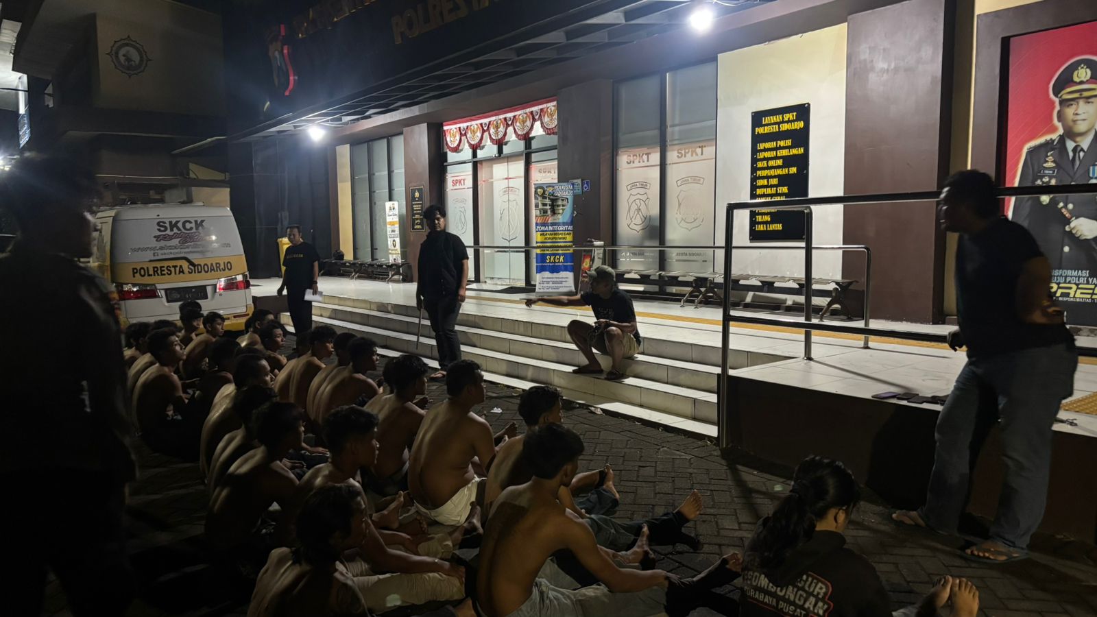 BERKUMPUL: Remaja yang konvoi menggunakan atribut perguruan silat saat berada di Polresta Sidoarjo. (IST/RADAR SURABAYA)