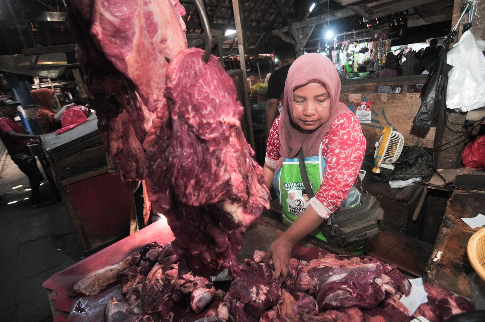 BERDAMPAK: PHRI Jatim menilai pemangkasan kuota impor daging sapi berimbas ke usaha hotel berbintang dan restoran. Sementara daging lokal tidak sesuai spesifikasi.(ANDY SATRIA/RADAR SURABAYA)