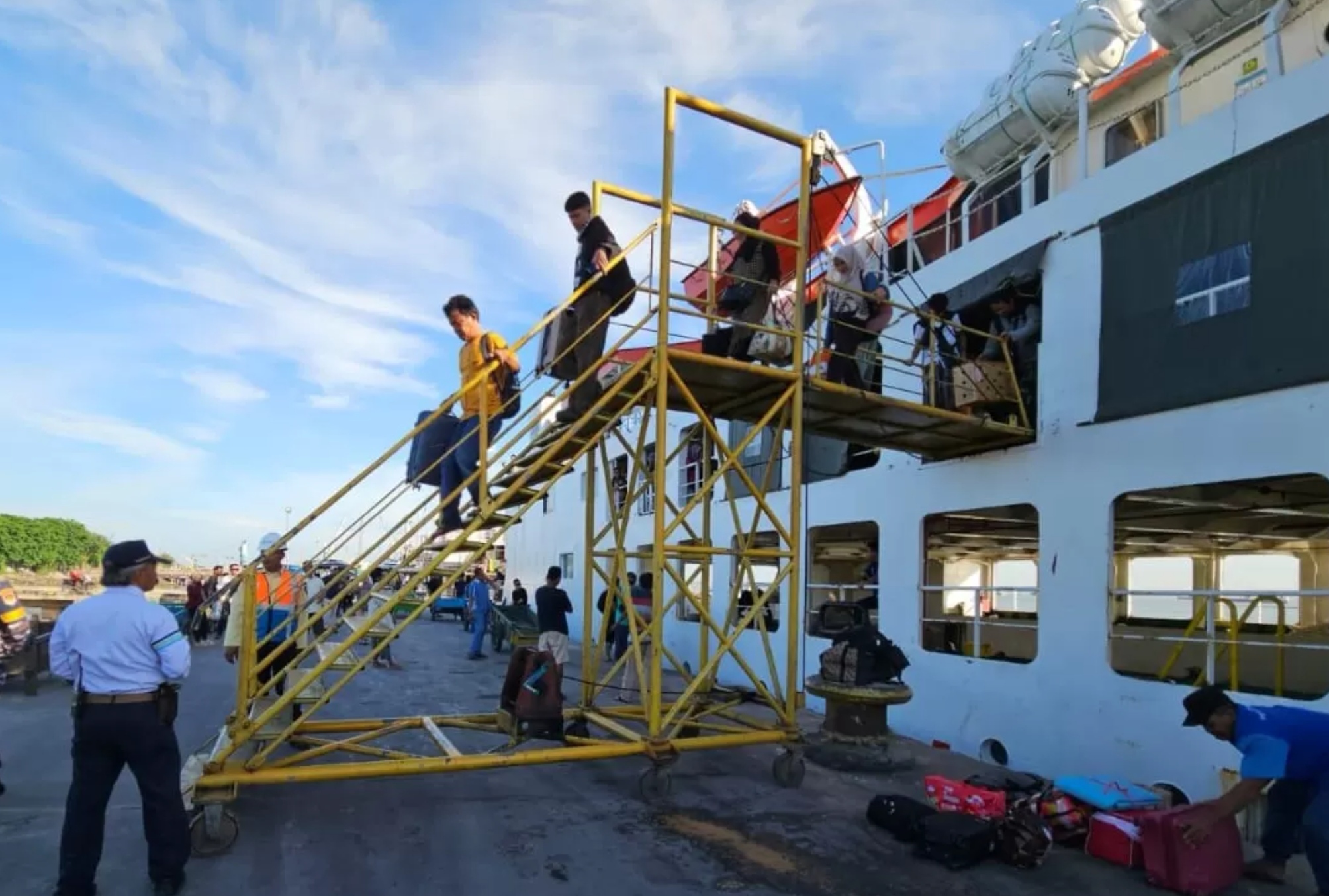 Cuaca ekstrem di Laut Jawa menghentikan pelayaran Gresik&ndash;Bawean hampir dua pekan.