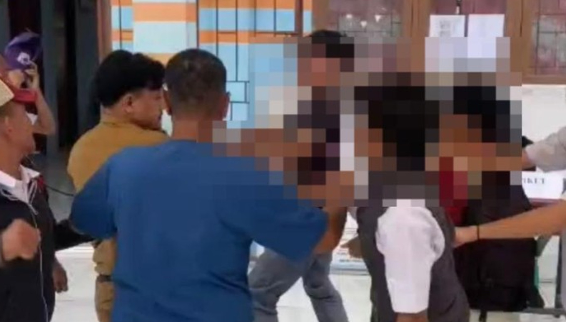 Tangkap layar video siswa yang mengeroyok guru di SMK Negeri 3 Tanjabtim, Jambi.