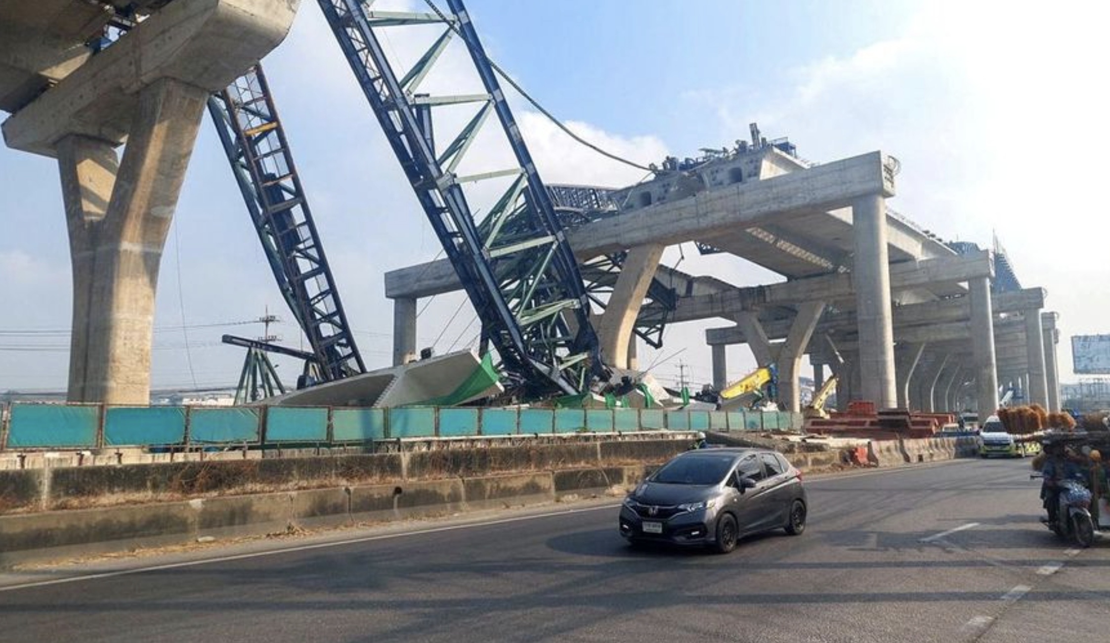 Crane pembangunan jalan layang di provinsi Samut Sakhon, Thailand yang roboh dan menimpa dua kendaraan, Kamis (15/1).