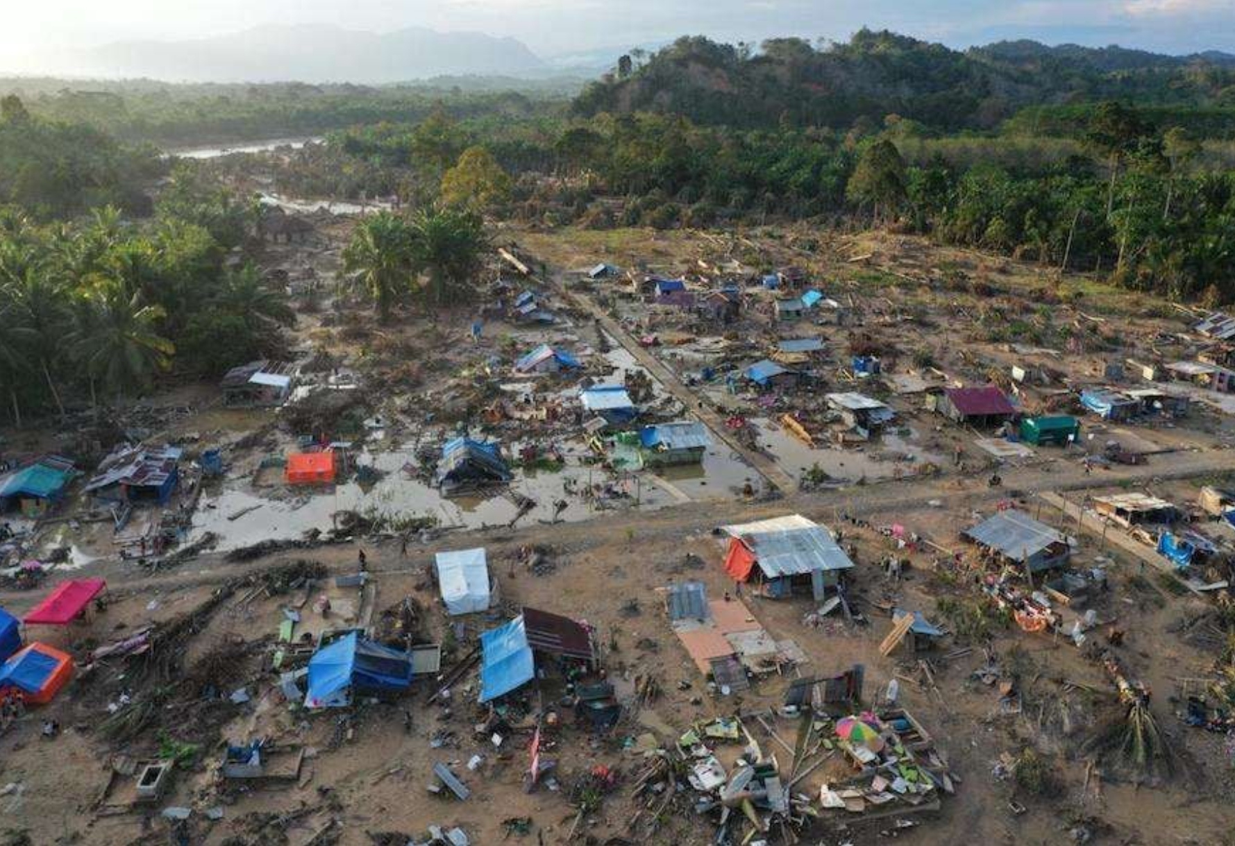 Puluhan desa di Sumatera lenyap akibat banjir dan longsor.