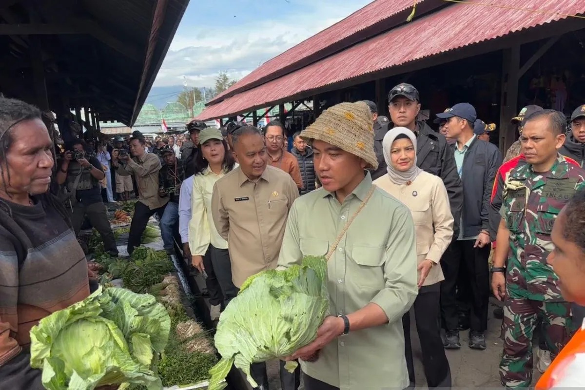 Wakil Presiden Gibran Rakabuming Raka mendatangi salah satu pasar di Wamena, Papua Pegunungan. (ANTARA)