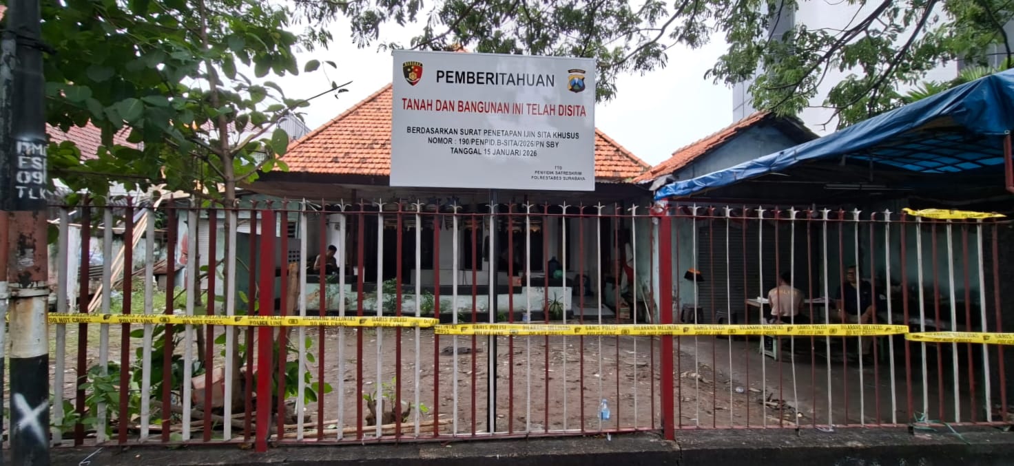 STATUS QUO: Polrestabes Surabaya memasang garis polisi di kantor Madas Jalan Darmo, Surabaya.(M MAHRUS/RADAR SURABAYA)