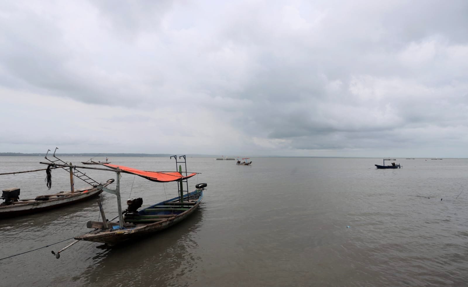 TERANCAM: Nelayan dan warga Nambangan memerlukan pemecah ombak untuk meminimalisir hantaman gelombang yang bisa memporak-porandakan perahu dan pemukiman saat cuaca ekstrem. (PUGUH SUJIATMIKO/JAWA POS)