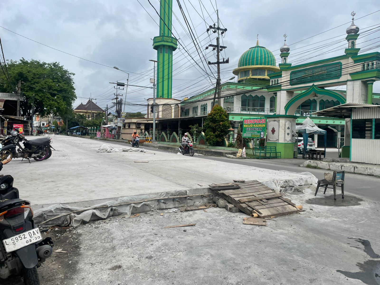 LAMBAT: Proyek betonisasi Jalan Raya Berbek, Kecamatan Waru, tinggal separo, Rabu (14/1). (DIKY SANSIRI/RADAR SIDOARJO)