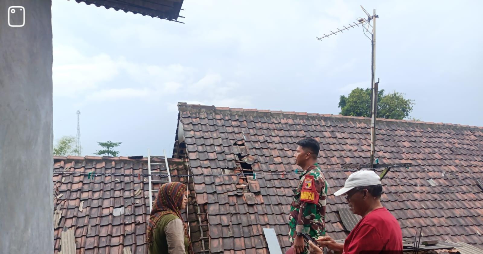 RUSAK: Kondisi rumah warga di Semambung, Wonoayu, usai diterjang angin kencang.