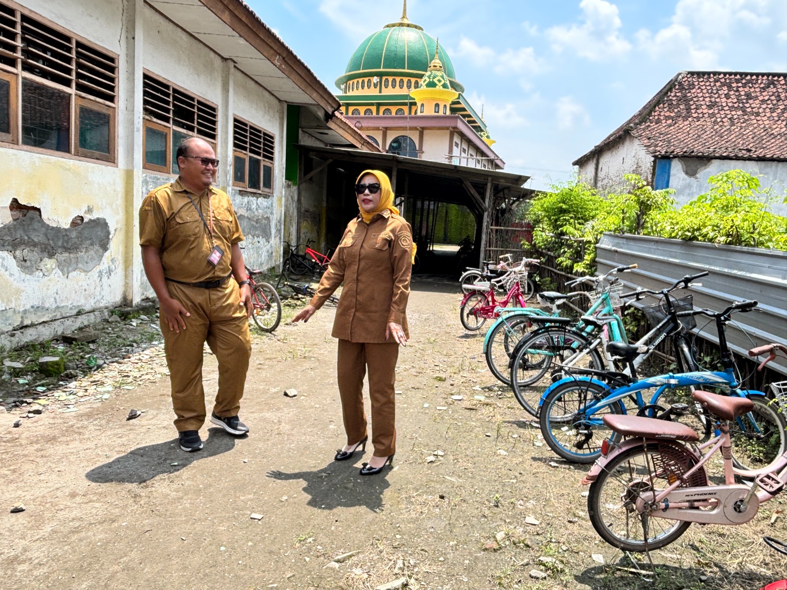 BUTUH PERHATIAN: Wakil Bupati Sidoarjo Mimik Idayana saat melihat kondisi SDN Jatikalang Prambon beberapa waktu lalu.