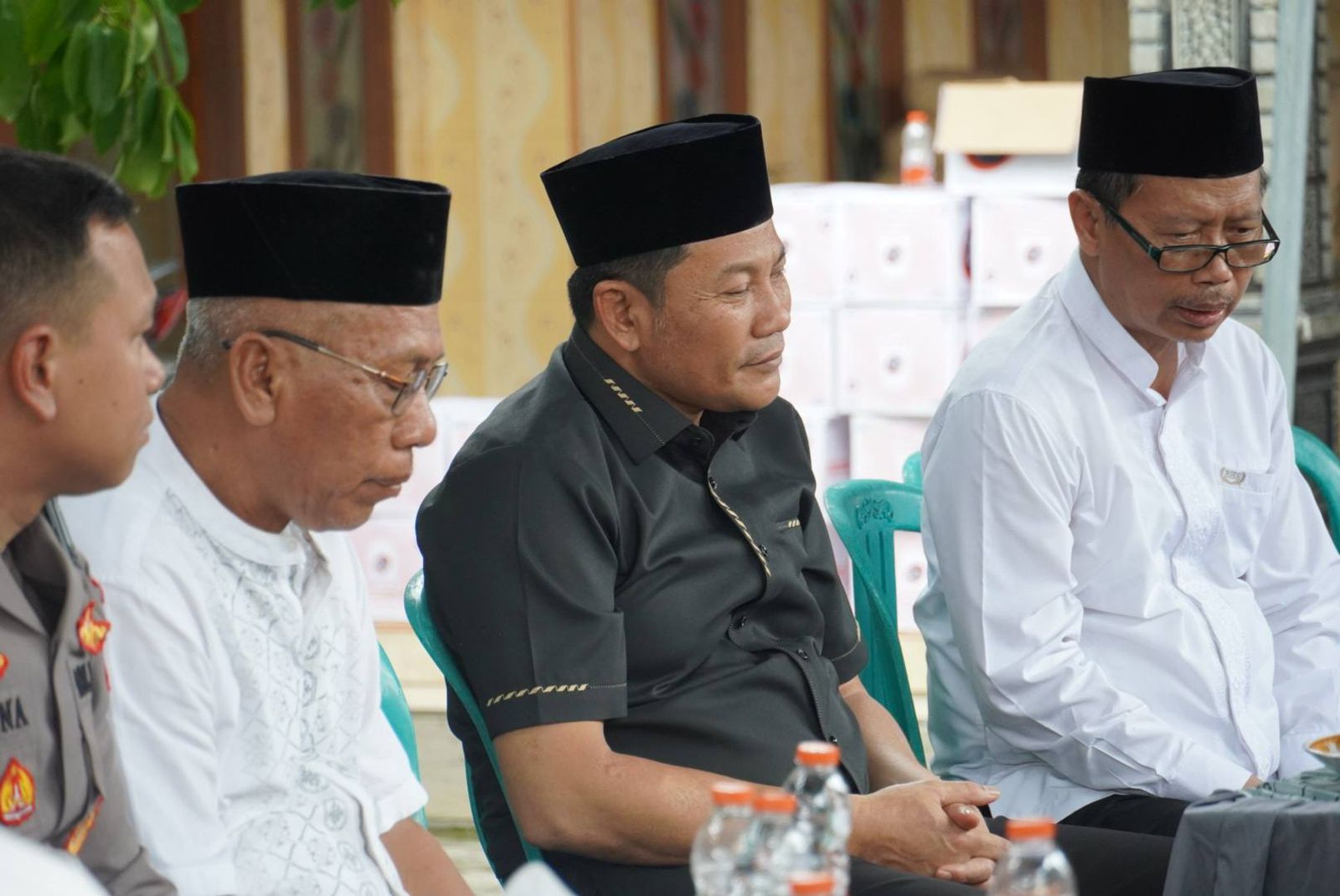 BERDUKA:: Bupati Sidoarjo Subandi (tengah) takziah ke rumah duka Adzra Sybil Alvina, Jumat, (16/1). Adzra sendiri merupakan putri dari Camat Wonoayu Anwar.
