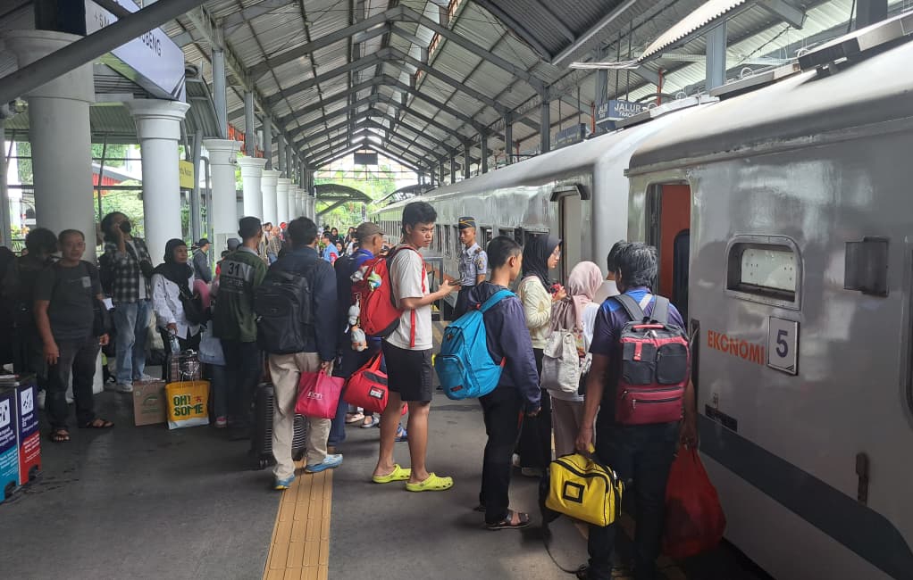 PT KAI Daop 8 Surabaya telah menyiapkan kereta tambahan saat libur Isra Miraj.