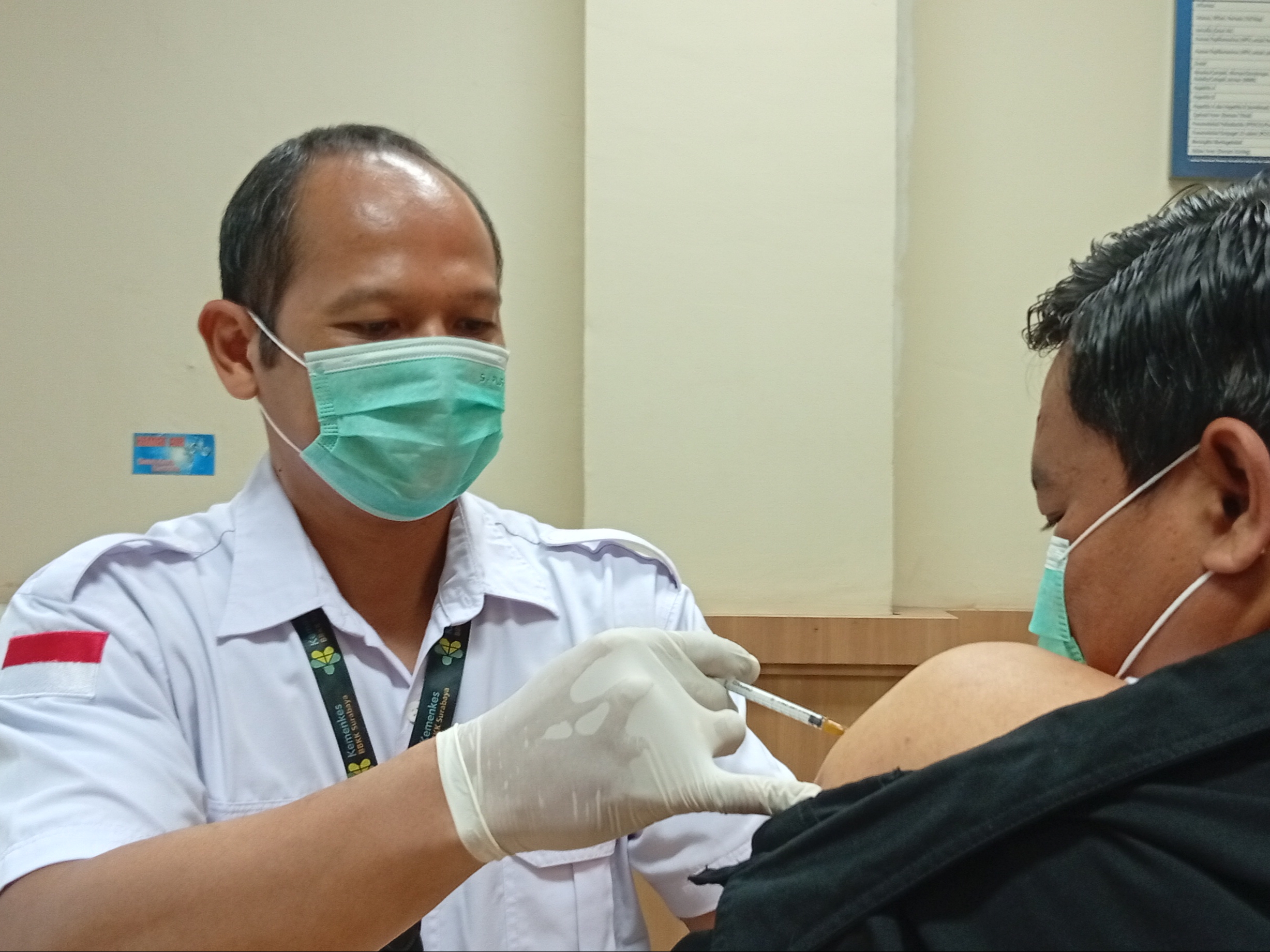 Warga Surabaya saat melakukan vaksinasi di Balai Besar Kekarantian Kesehatan (BBKK) Surabaya. Vaksinasi flu dilakukan untuk mencegah superflu.