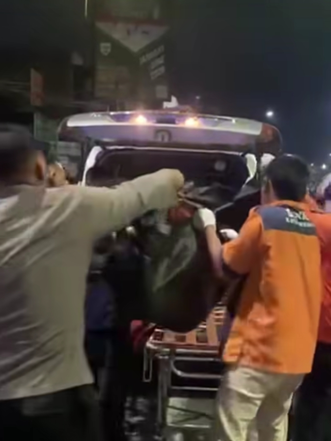 DIEVAKUASI: Petugas saat mengevakuasi jasad pengendara motor, Rohim. Ia terlibat kecelakaan adu banteng di Jalan Raya Dukuh Kupang, Surabaya. (IST/RADAR SURABAYA)
