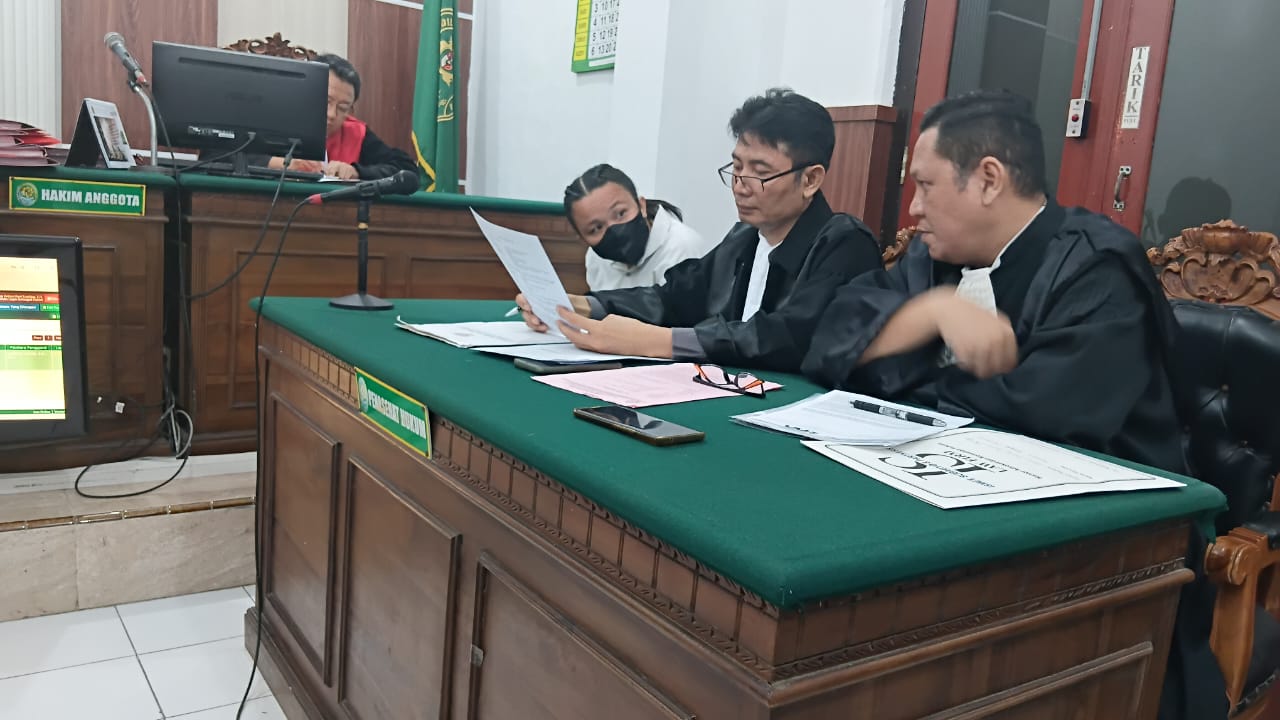DITUNTUT: Terdakwa penadah mobil Theresia (kemeja putih) saat menjalani sidang di PN Surabaya. (IST/RADAR SURABAYA)