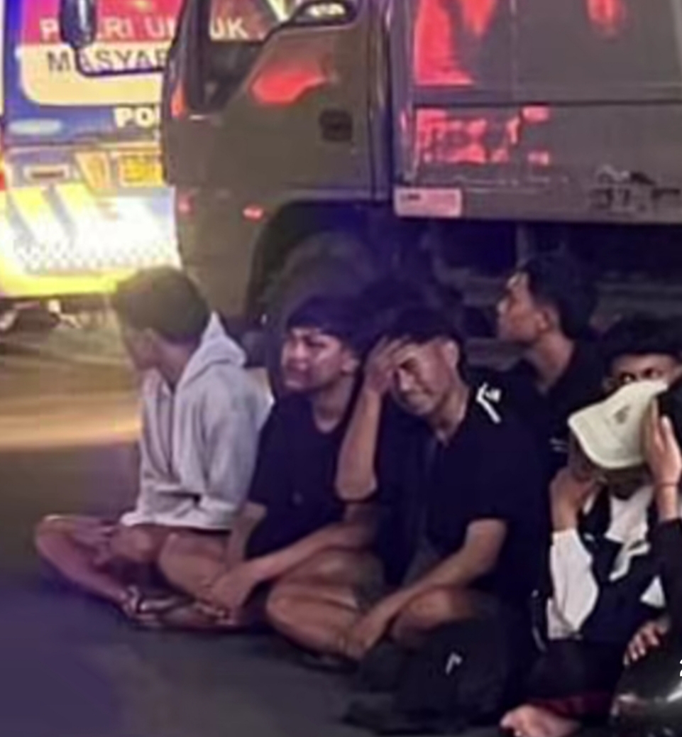 DIKUMPULKAN: Oknum perguruan silat yang berhasil diamankan usai menyerang korban di Jalan Kedungdoro, Surabaya. (IST/RADAR SURABAYA)