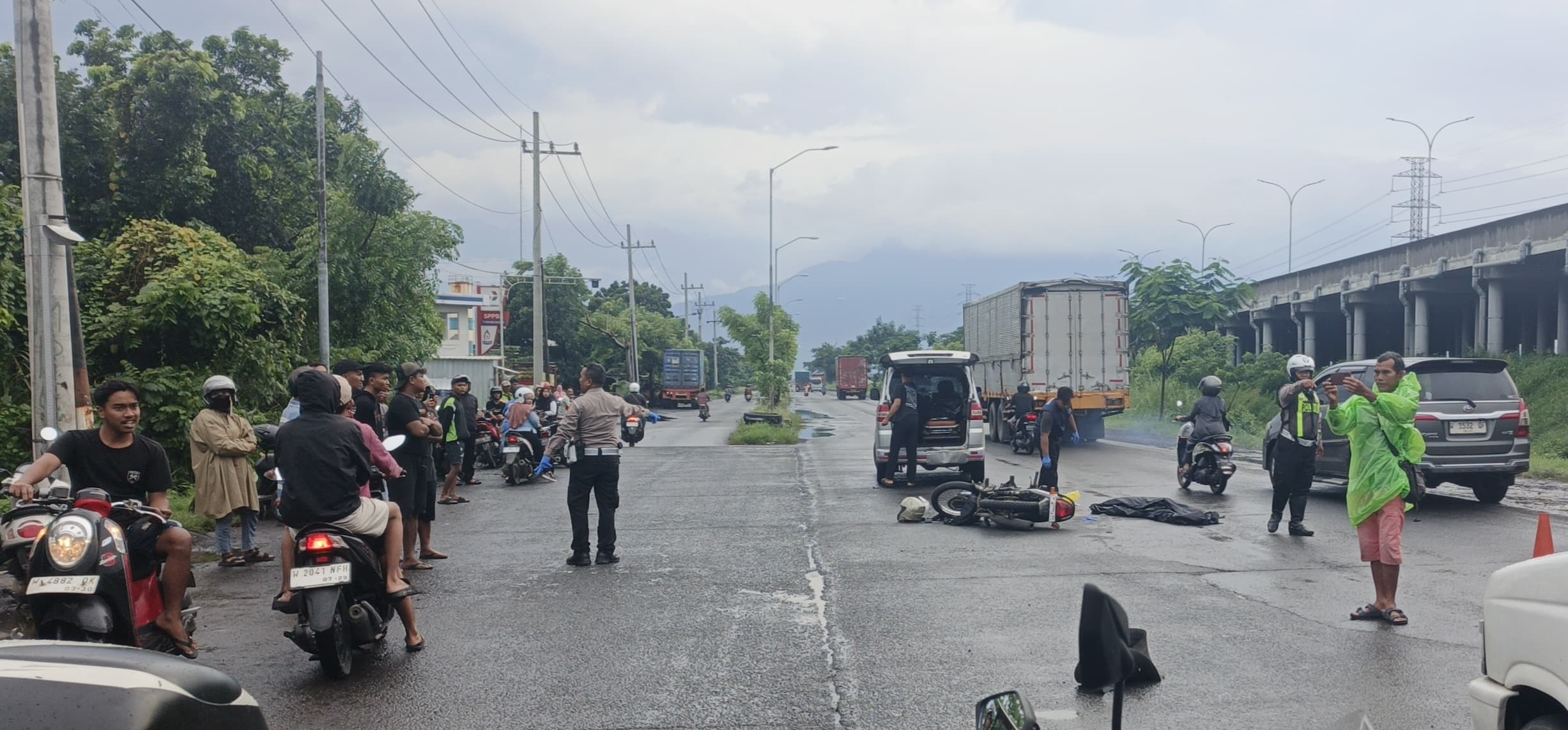 EVAKUASI: Jasad korban praja IPDN yang meninggal dunia usai terlibat kecelakaan di Jalan Arteri Porong, Sidoarjo. (IST/RADAR SURABAYA)