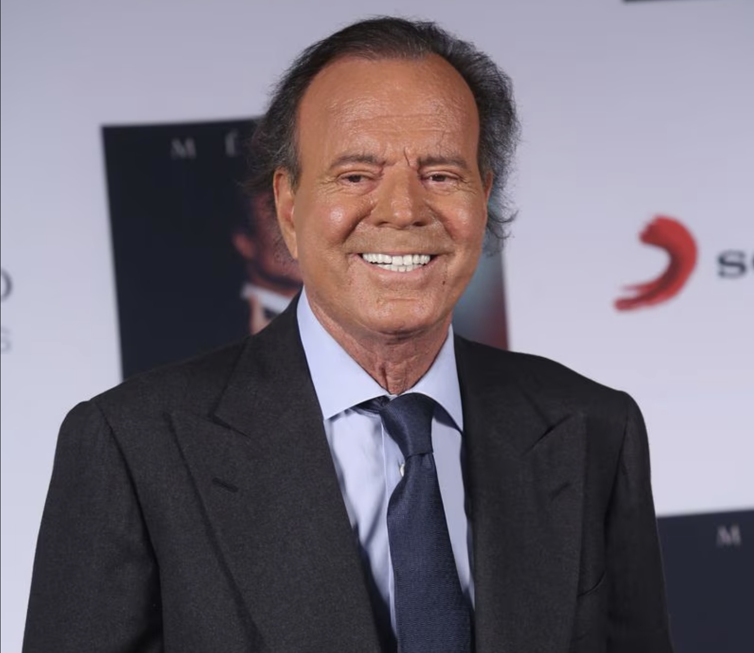 Penyanyi legendaris Spanyol Julio Iglesias dituding melakukan pelecehan seksual dan perdagangan manusia.