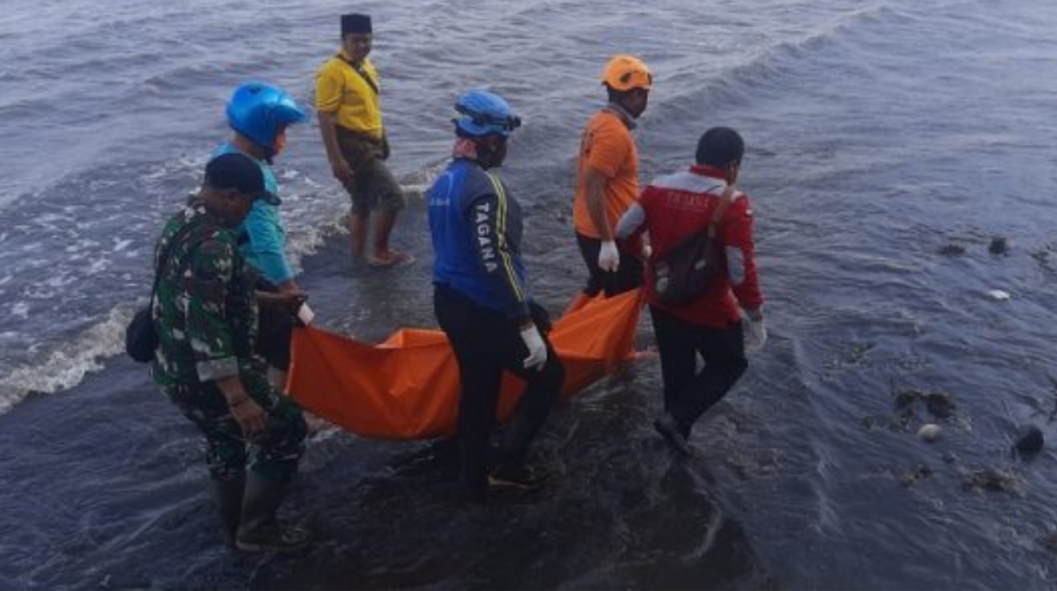 Petugas mengevakuasi mayar tanpa kepala yang ditemukan di Pantai Pathek, Desa Gelung, Panarukan, Situbondo, Jumat (16/1).
