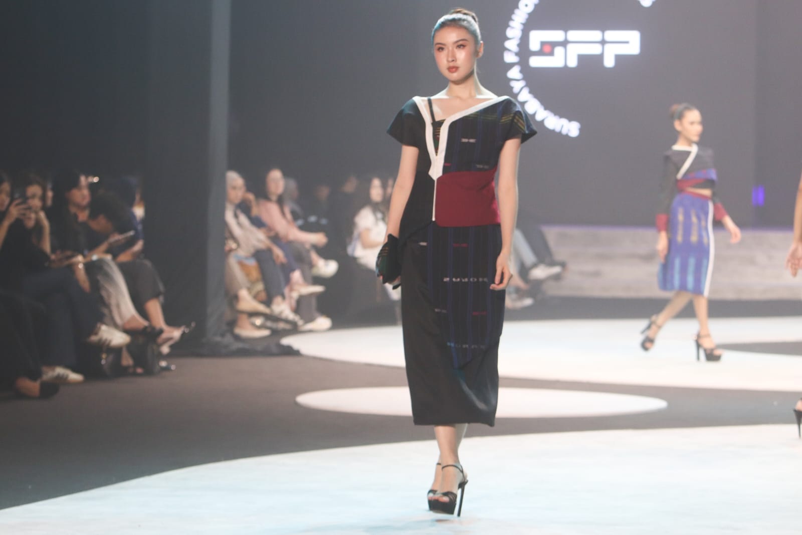 BUDAYA LOKAL: Model memeragakan busana karya mahasiswa yang menampilkan gaun berbahan Ulos Sumatera Utara, dalam fashion show di Surabaya beberapa waktu lalu.