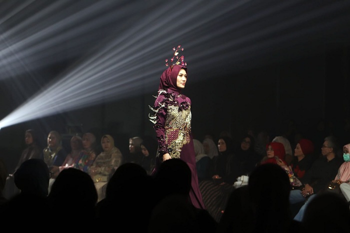 RE IMAGE: Model memeragakan busana karya desainer yang tergabung dalam APPMI Jatim, dalam parade busana yang mengangkat tema Re-Image di Ciputra World Surabaya (CWS), Rabu (14/1) sore.