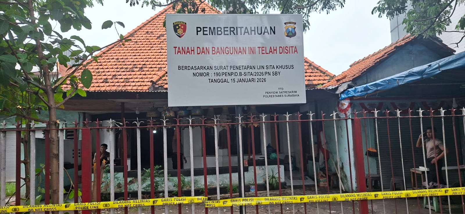 Kantor ormas Madas disegel di Surabaya terkait sengketa perdata. MAHRUS/RADAR SURABAYA)
