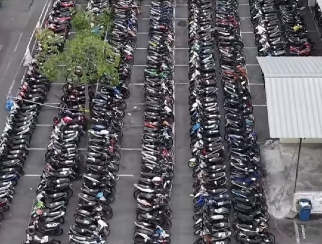 DIPARKIR RAPI : Sebanyak 800 motor barang bukti sitaan terparkir di Polrestabes Surabaya. Polisi akan kembalikan ke pemilik.(IST/RADAR SURABAYA)