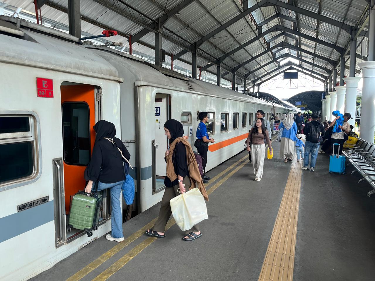 Sejumlah penumpang yang naik ke stasiun Surabaya Gubeng. Untuk jalur utara terutama di wilayah Pekalongan saat ini tengah dilakukan rekayasa pola perjalanan kereta api.