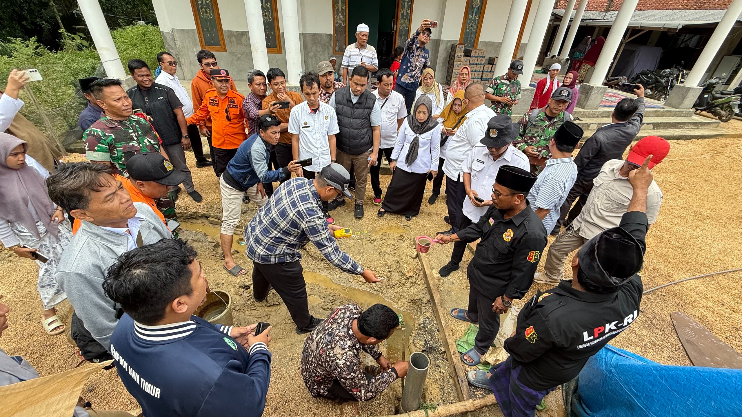 DIPERIKSA: Petugas Dinas ESDM Jatim, SSK Migas, PHE WMO saat meninjau langsung dugaan sumur minyak bumi di Bangkalan, Madura. (IST/RADAR SURABAYA)