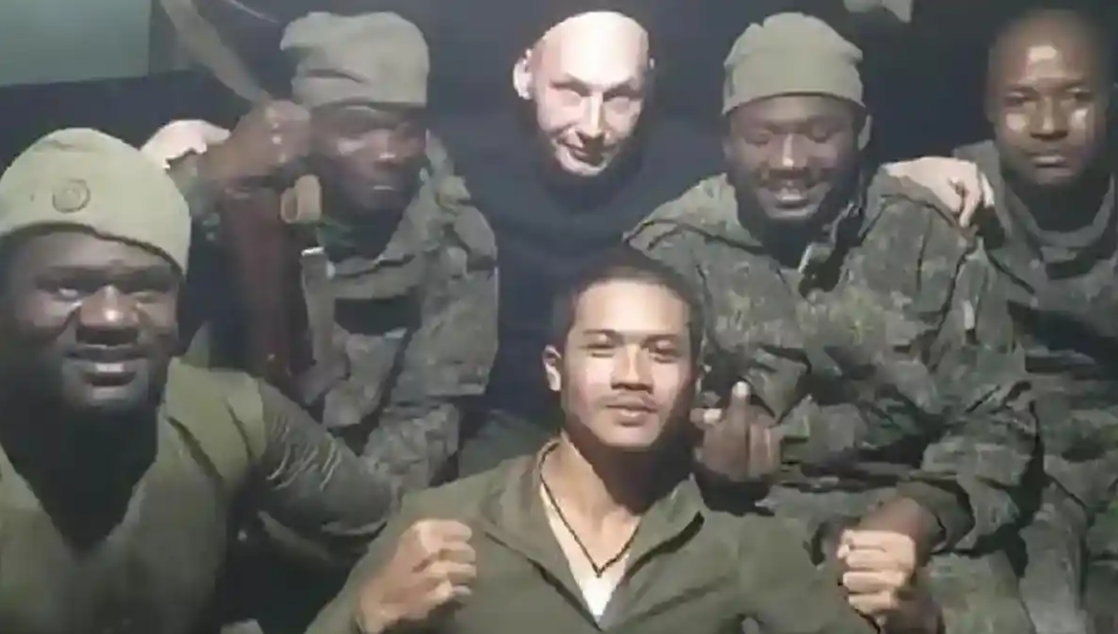 Foto Muhammad Rio bersama tentara Rusia di Donbass.