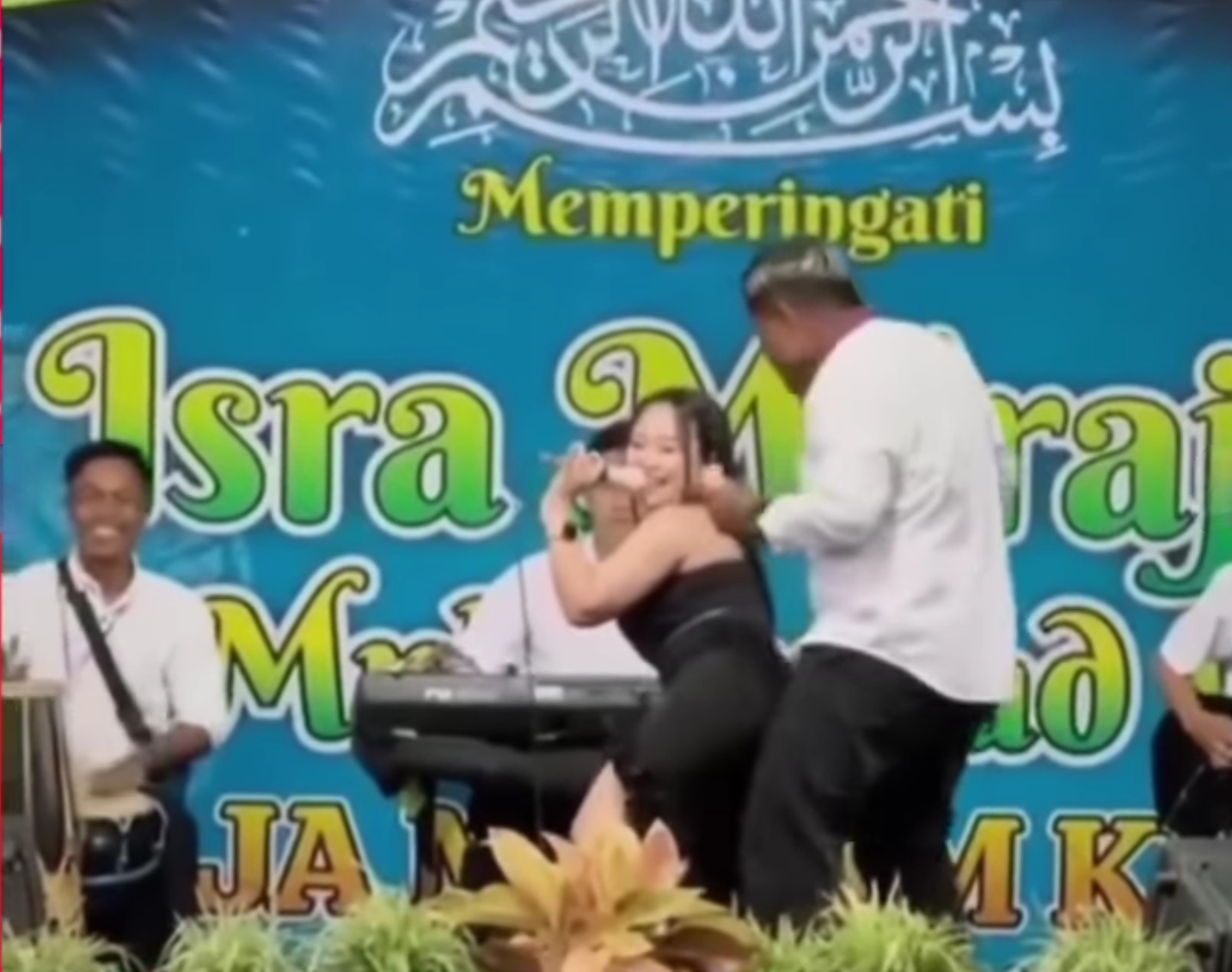 Tangkapan layar video yang menampilkan biduan berjoget usai acara Isra Mikraj Desa Parangharjo, Banyuwangi.