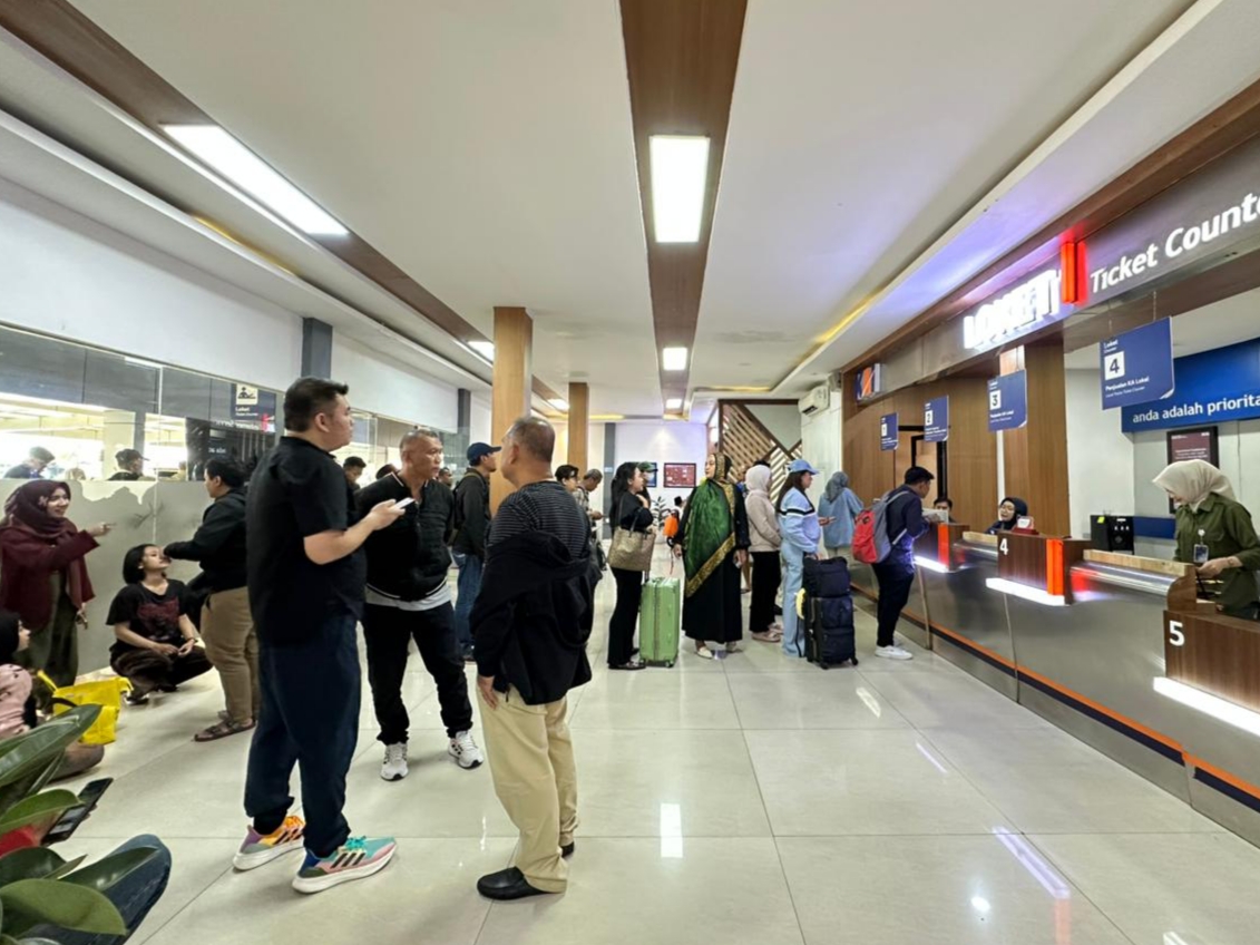 Penumpang membatalkan tiket keberangkatan karena jalur kereta api di wilayah Pekalongan mengalami banjir. (RAHMAT SUDRAJAT/RADAR SURABAYA)