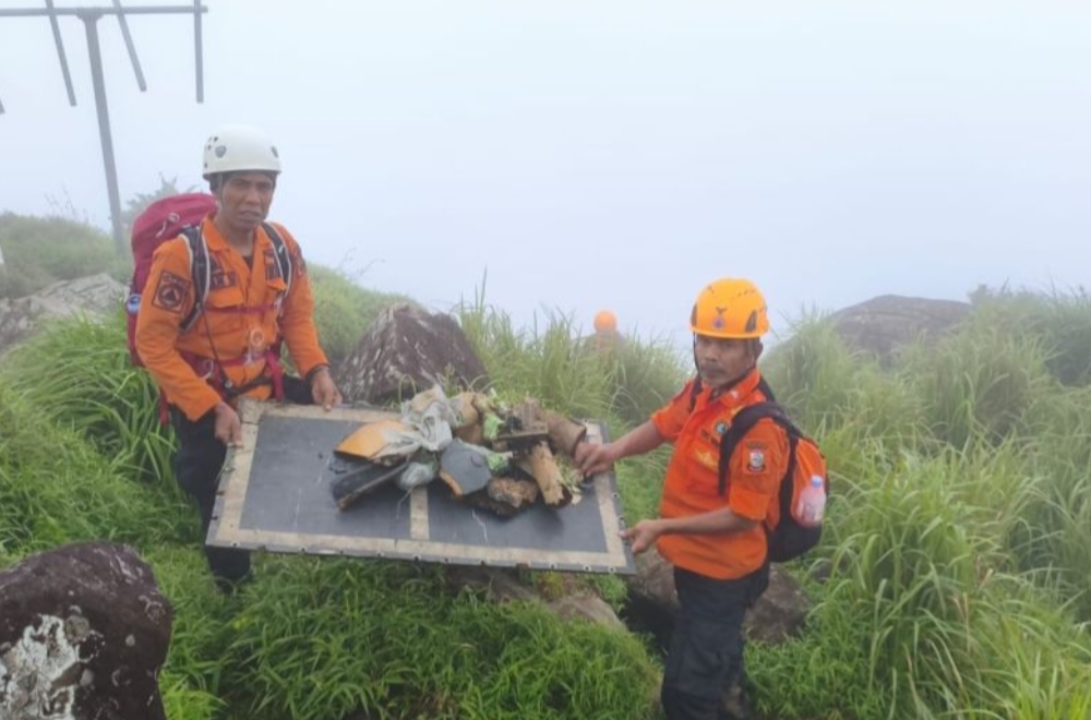 Personel Tim SAR memperlihatkan puing-puing pesawat ATR 42-500 di lokasi jatuhnya pesawat di Taman Nasional Bantimurung-Bulusaraung, Kabupaten Maros, Sulawesi Selatan.