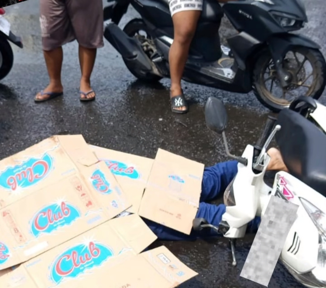 TERGELETAK : Pengendara motor MP ditutupi kardus korban meninggal dunia setelah kecelakaan. Dua hari tiga orang meninggal di jalanan Surabaya.(IST/RADAR SURABAYA)