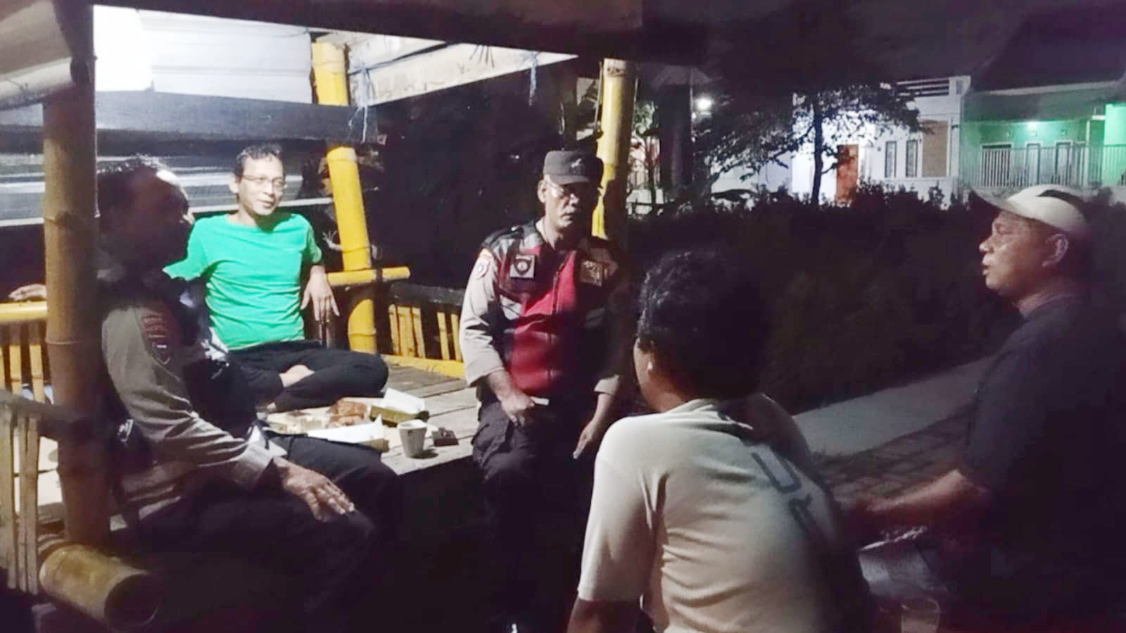 JAGA KEAMANAN: Personel Polsek Sukodono saat berdialog bersama warga disela Jaga Bhakti di Desa Jemputrejo, Sukodono. (IST/RADAR SURABAYA)