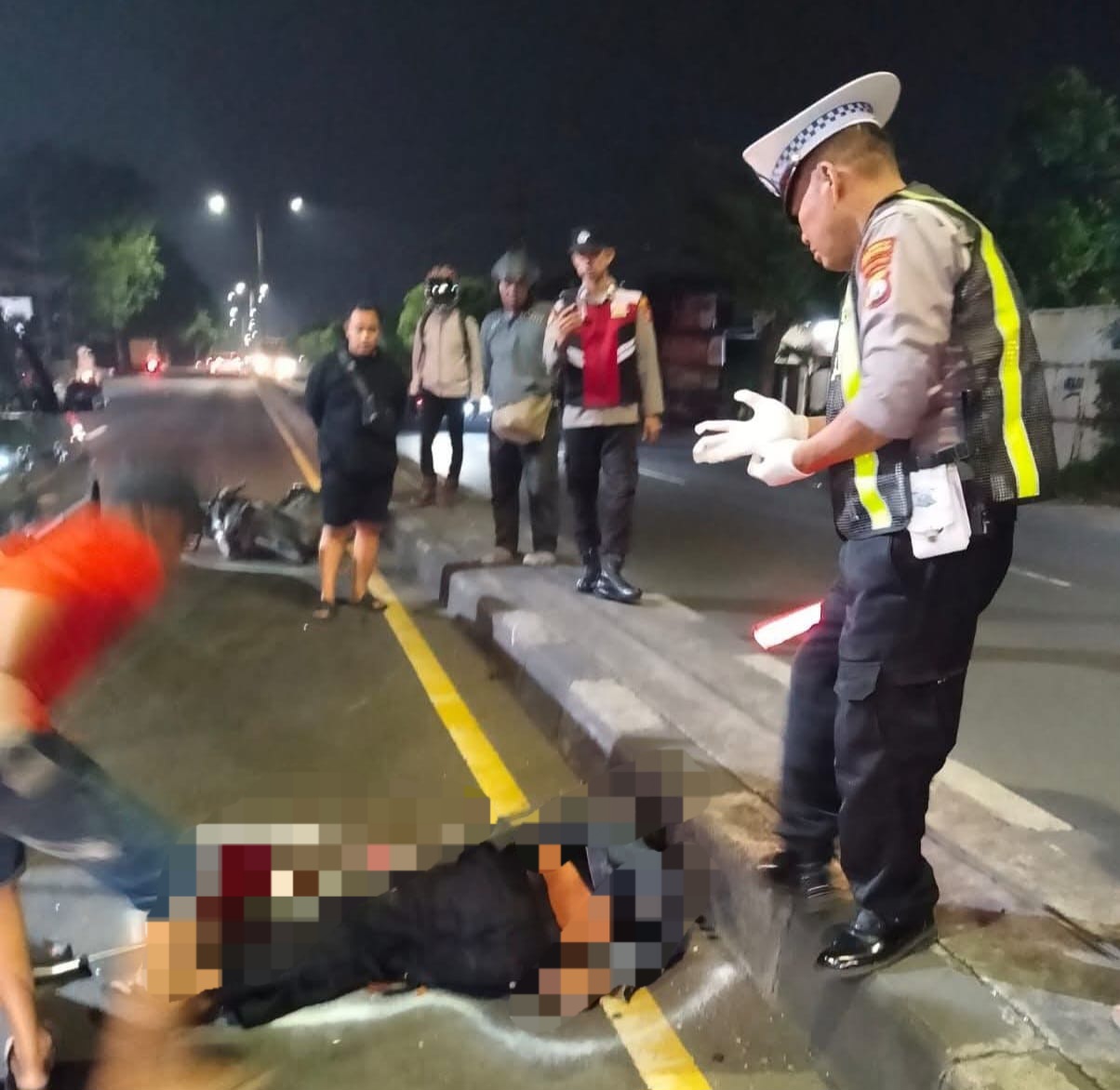 EVAKUASI: Korban pengendara motor usai terlibat kecelakaan dengan truk di Jalan Raya Gilang, Taman, Sidoarjo. (IST/RADAR SURABAYA)