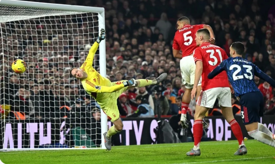 Kiper Matz Sels tampil gemilang mengawal gawang Nottingham Forest.