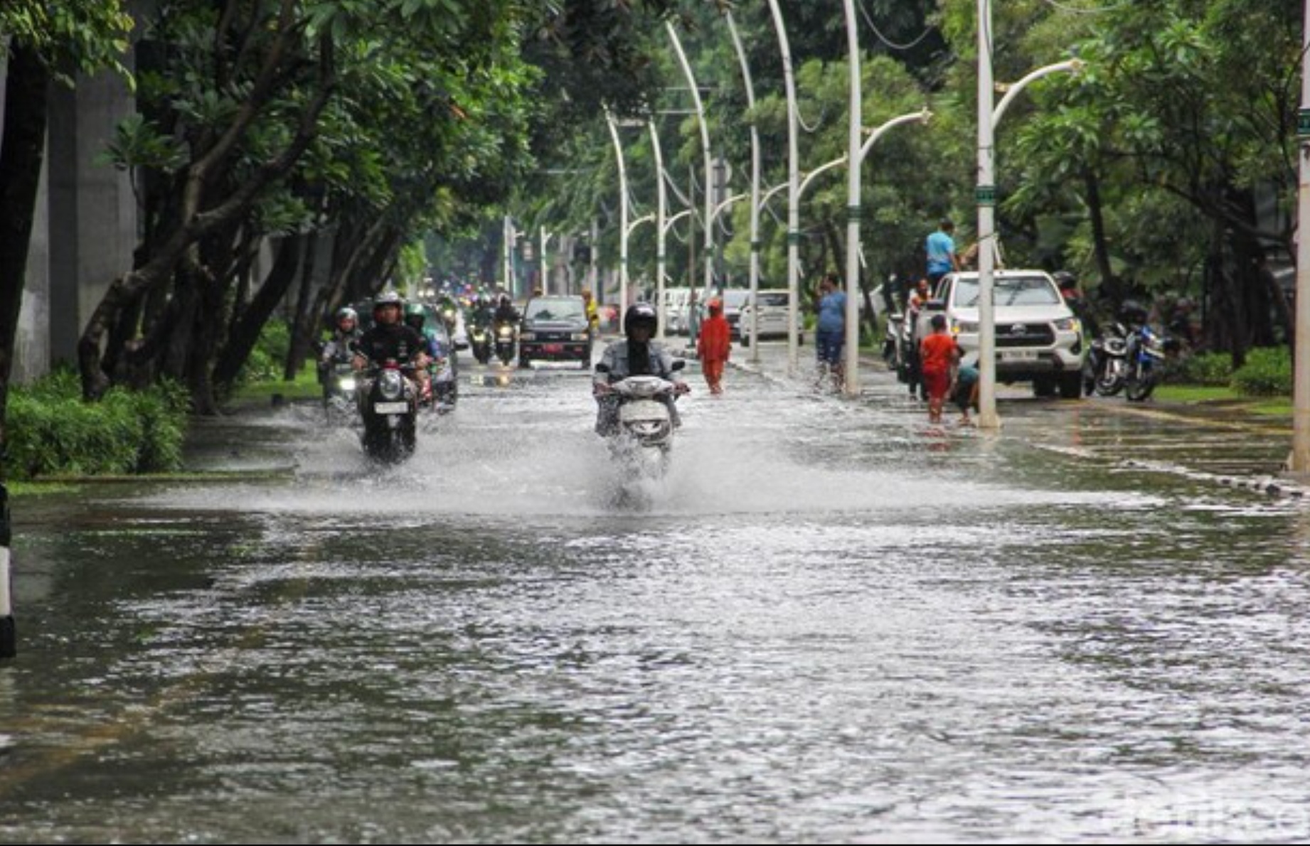 Banjir yang menggenangi sejumlah wilayah di Jakarta menyebabkan banyak jalanan tergenang.