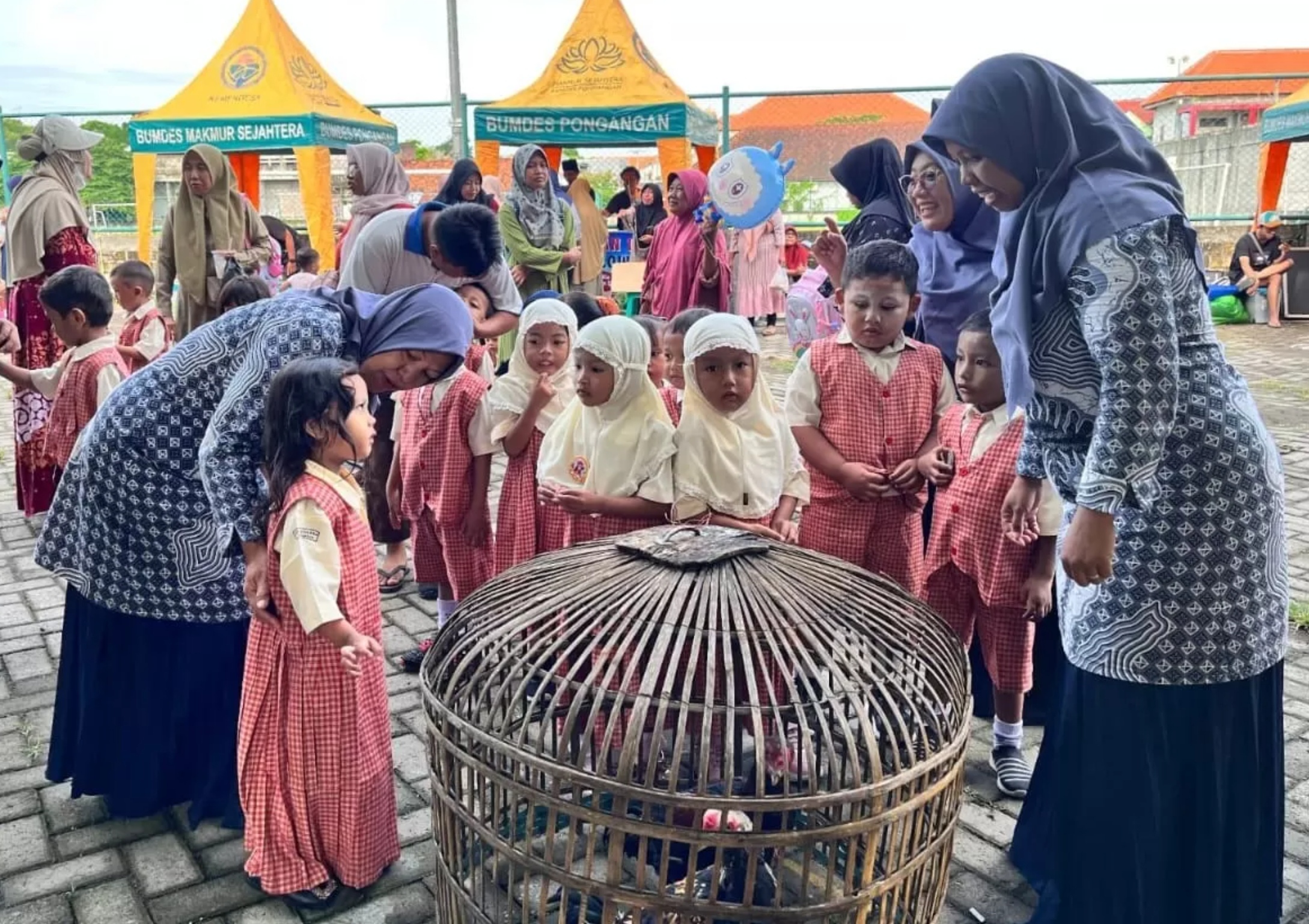 RAMAI: Suasana pasar dadakan Kliwon di Desa Pongangan, Kecamatan Manyar, Gresik.