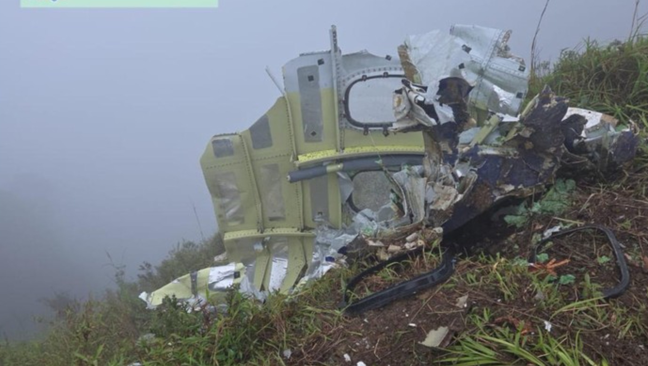 Serpihan bagian pesawat ATR 42-500 yang jatuh di Puncak Bulusaraung.
