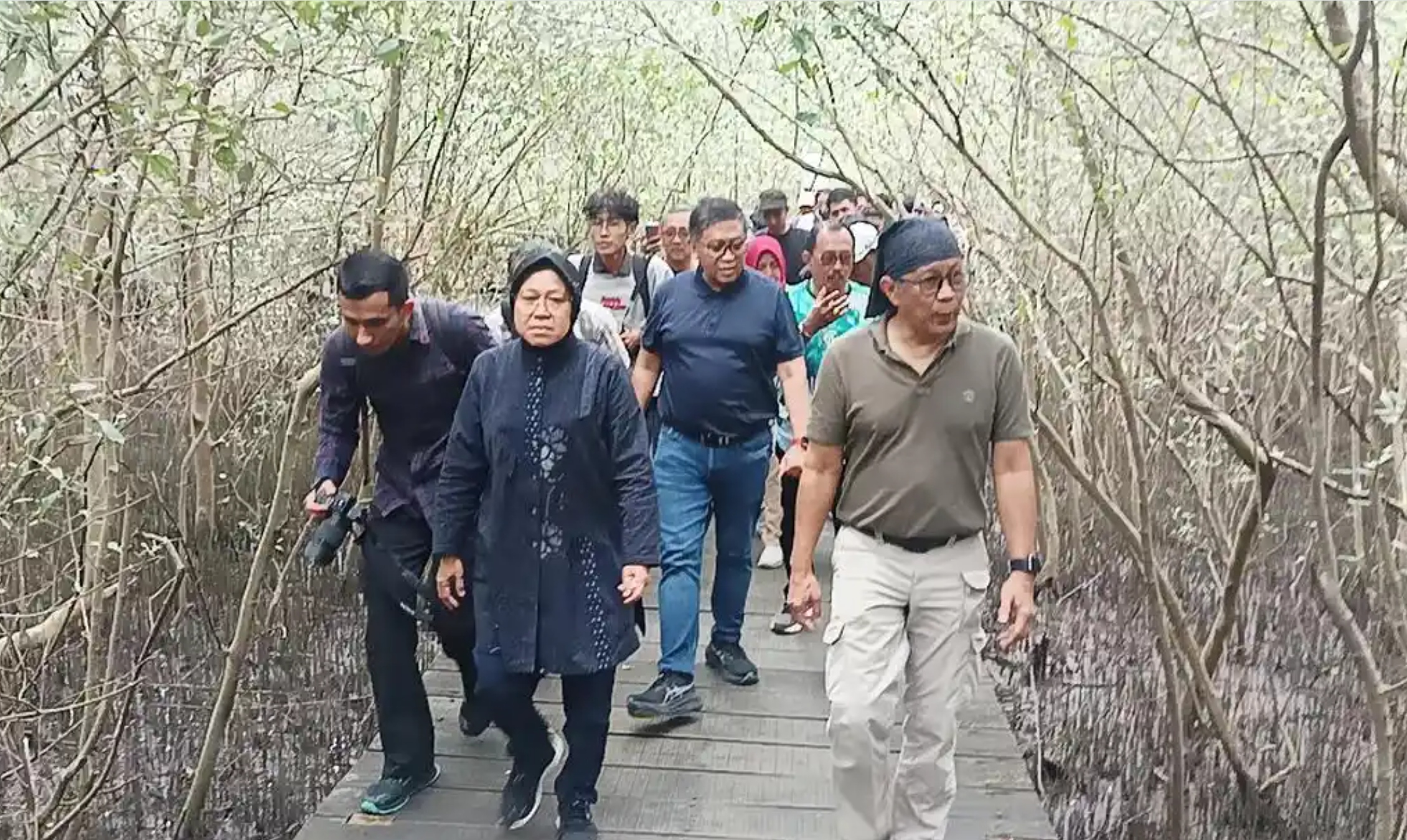 Rocky Gerung bersama Tri Rismaharini dan Armuji saat mengunjungi Kebun Raya Mangrove Surabaya.