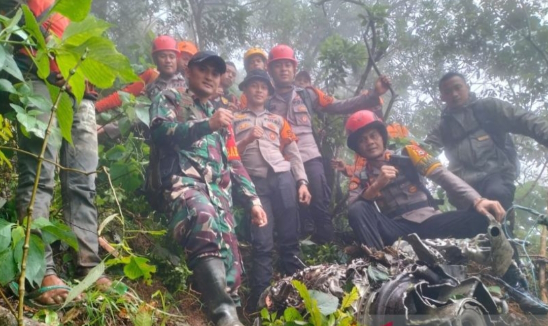 Tim SAR gabungan mwnunjukkan serpihan pesawat yang temukan di lereng gunung Bulusaraung.